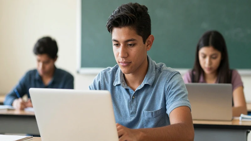 ACTUALIZAR DATOS: ¡Descubre cómo conseguir tu BECA! 5 Joven mexicano, estudiante, rostro iluminado y enfocado