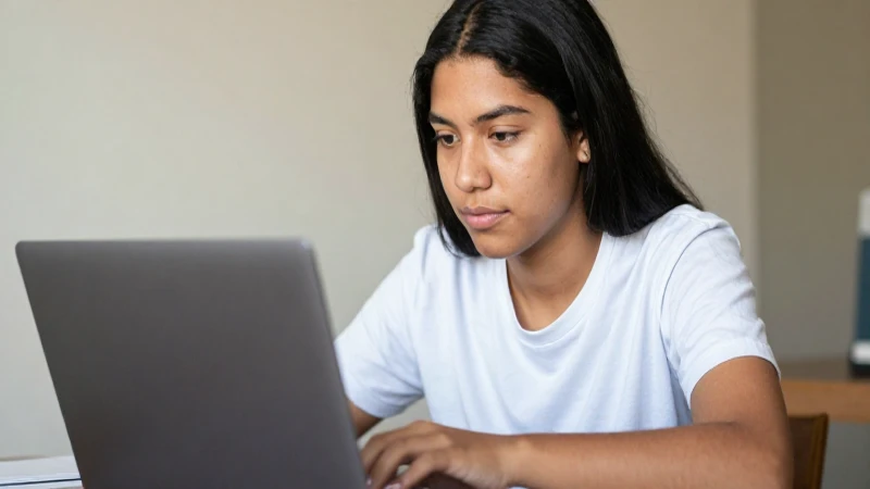 Joven mestiza usa laptop a la luz cálida