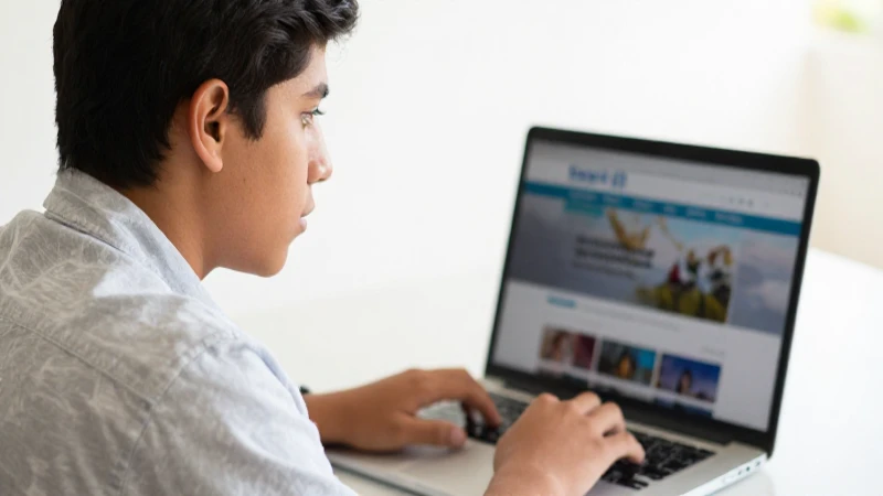 Becas Benito Juárez 2026: Cómo Obtener tu Cita Rápidamente 3 Joven estudiante mestizo estudia en su laptop
