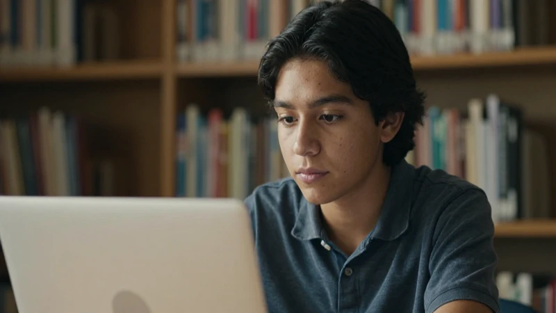 Beca Rita Cetina 2026: ¡DESCUBRE Todo lo que Necesitas! 9 Estudiante mestizo estudia reflexionando en biblioteca