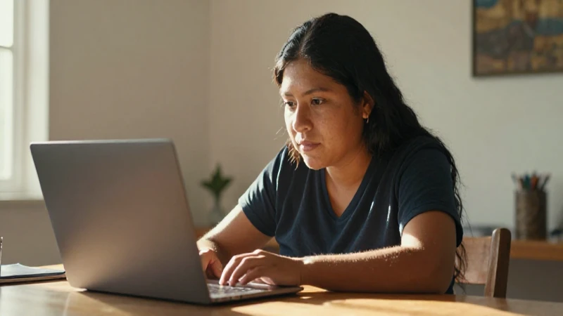 Joven mestiza trabaja en una tarde cálida