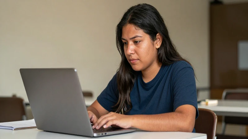Joven mestiza sonríe bajo el sol cálido