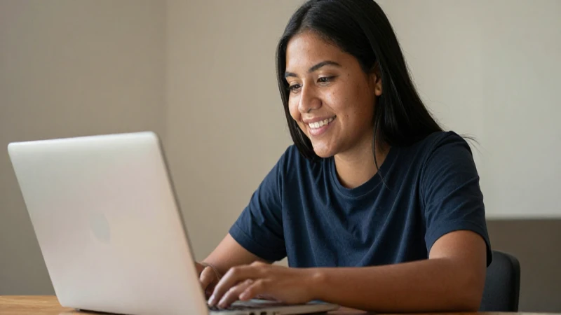 BECAS BENITO JUÁREZ: ¡Descubre la PREPA EN LÍNEA SEP! 3 Estudiante mestiza sonríe con luz cálida