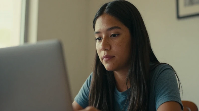 BECAS DE TITULACIÓN 2026: Descubre Cómo Acceder 3 Estudiante mestiza, bronceada, y enfocada en su laptop