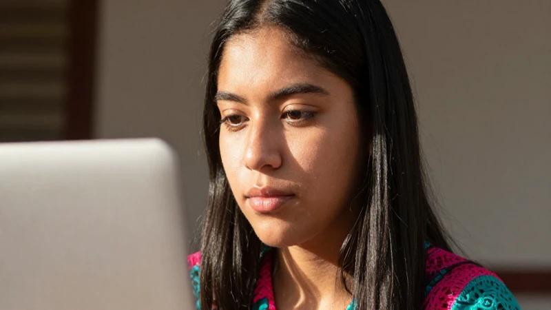 Buscador De Estatus 2026: Descubre Tu BECA AHORA 3 Joven mestiza sonríe a la luz cálida del sol