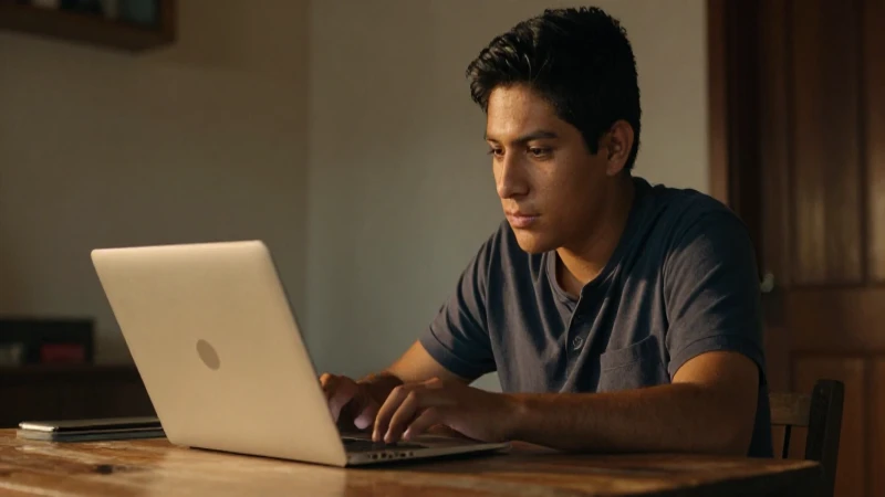 Joven mexicano escribe bajo luz cálida