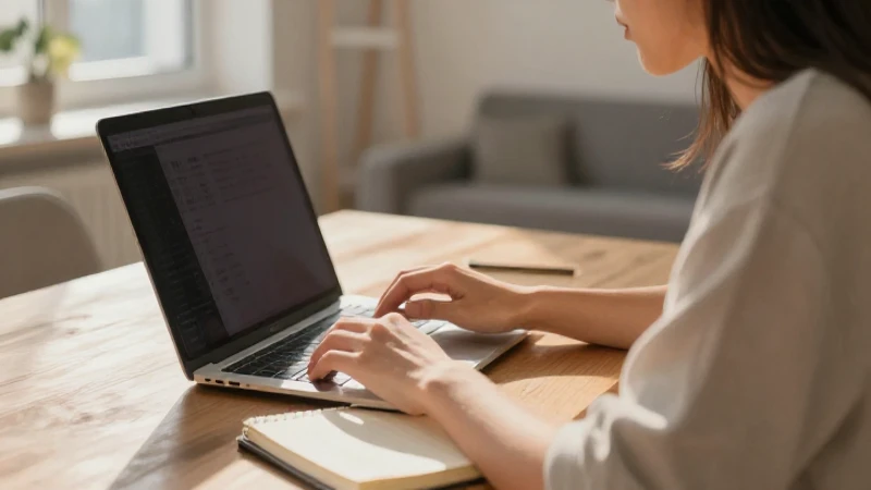 Becas Benito Juárez 2024: ¡Descubre tu estatus ahora! 3 Estudiante estudia en laptop con luz cálida
