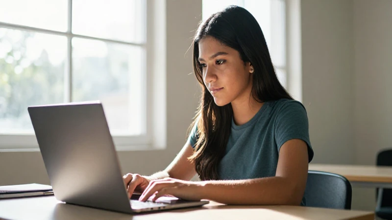 Becas Benito Juárez 2024: ¡Descubre tu estatus ahora! 6 Estudiante mexicano, laptop, luz cálida y suave