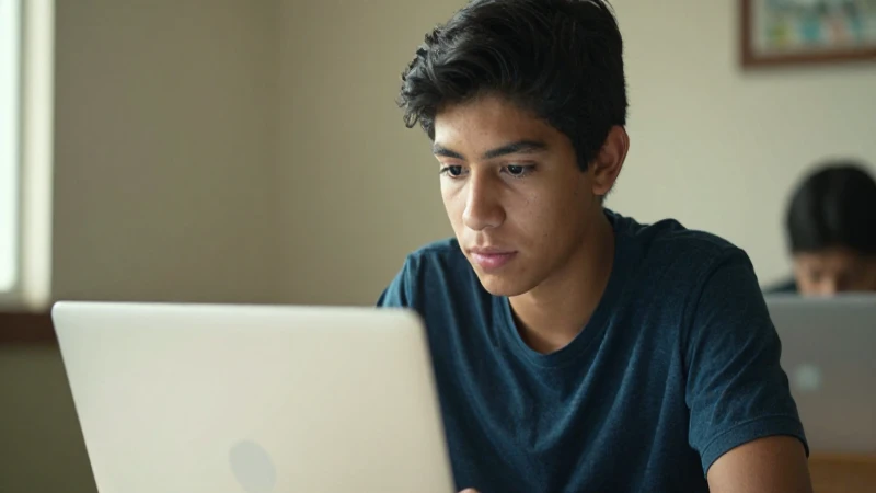 Becas Benito Juárez 2024: ¡Descubre tu estatus ahora! 4 Joven estudiante mestizo estudia con su laptop