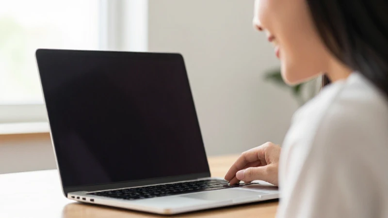 CURP BIOMÉTRICA: ¡DESCUBRE cómo CONSULTARla GRATIS! 4 Mujer sonríe, laptop, luz cálida y suave