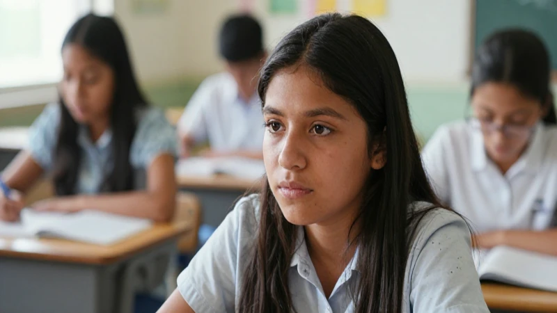 Estudiante mestizo, radiante y concentrada, aprendiendo