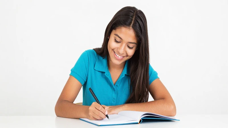 Beca JÓVENES ESCRIBIENDO el FUTURO 2026: ¡Inscríbete Ya! 3 Estudiante mestiza sonríe en estudio luminoso