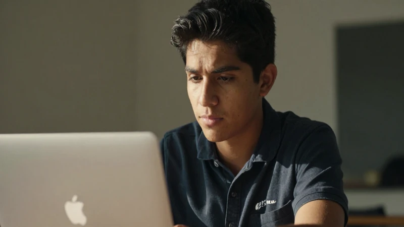 Registro BECAS BENITO JUÁREZ: Cómo Obtenerlas Rápido 10 Joven mexicano, estudia con luz natural y laptop