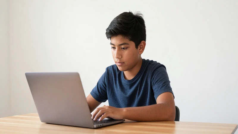 Beca Benito Juárez 2026: Quiénes son los REZAGADOS 5 Estudiante mexicano estudia bajo luz cálida
