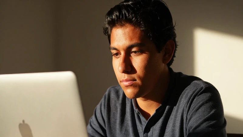 SUBES 2026: ¡Descubre CÓMO REGISTRARTE y OBTENER TU BECA! 6 Estudiante mestiza, laptop, cálida luz dorada