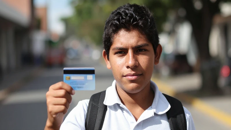 Joven mexicano estudiante con luz cálida